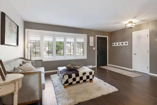 430 S Park ST, Roselle, IL 60172