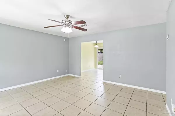 1013 Woodbury Pl, Cantonment, FL 32533