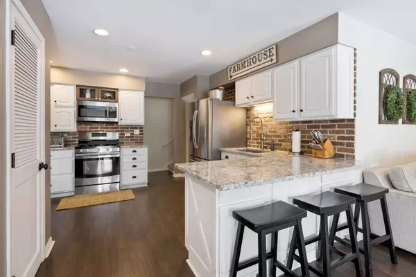 430 S Park ST, Roselle, IL 60172