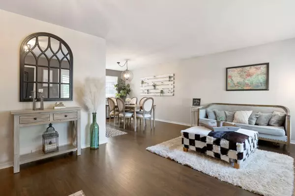 430 S Park ST, Roselle, IL 60172