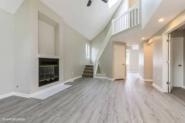 909 Shady CT, Aurora, IL 60506