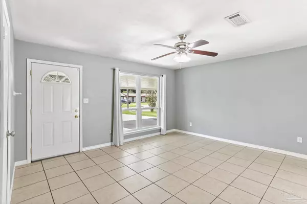 1013 Woodbury Pl, Cantonment, FL 32533