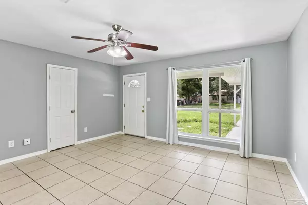 1013 Woodbury Pl, Cantonment, FL 32533