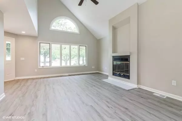 909 Shady CT, Aurora, IL 60506