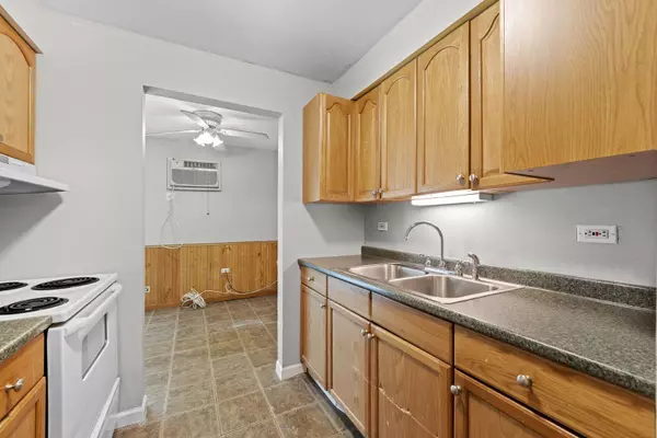 9716 S Karlov Avenue #107, Oak Lawn, IL 60453