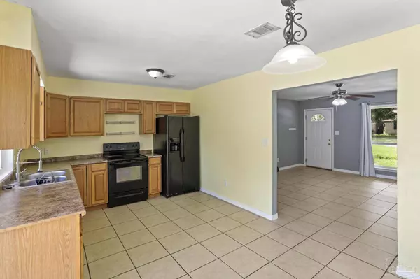 1013 Woodbury Pl, Cantonment, FL 32533