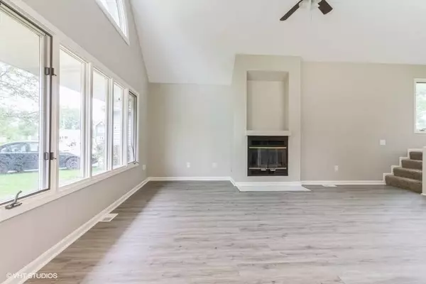 909 Shady CT, Aurora, IL 60506