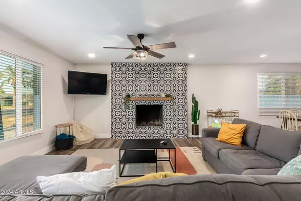 123 E CARTER Drive, Tempe, AZ 85282