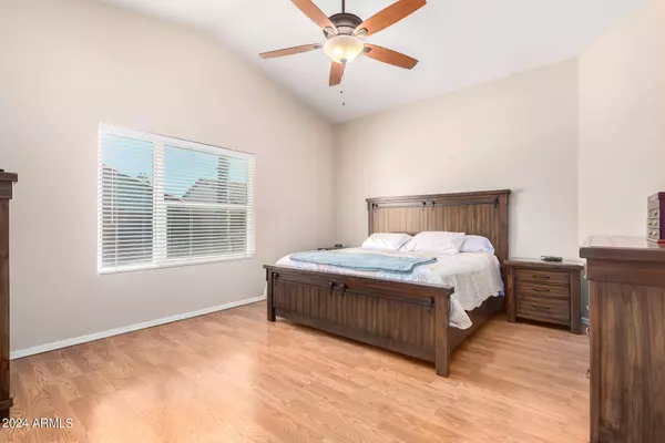 951 S MEADOWS Drive, Chandler, AZ 85224