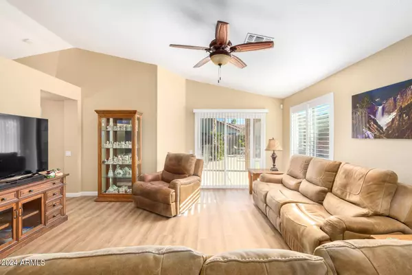 951 S MEADOWS Drive, Chandler, AZ 85224