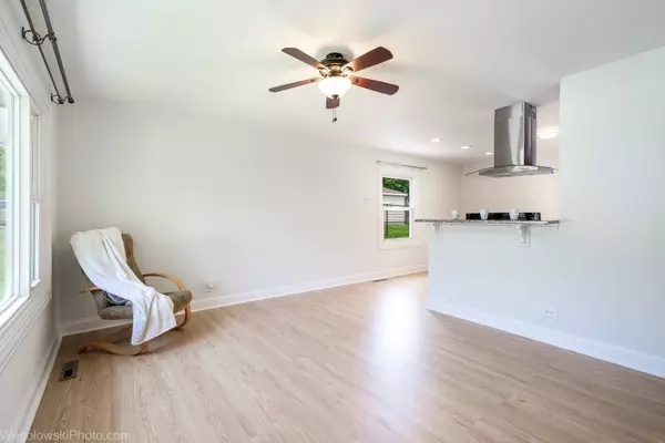 147 Cedar Circle, Streamwood, IL 60107