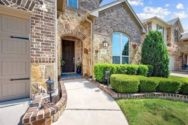 1136 Crest Breeze Drive, Fort Worth, TX 76052