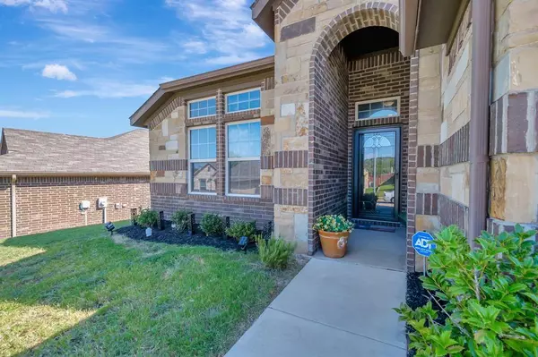 10816 Live Oak Creek Drive, Fort Worth, TX 76108