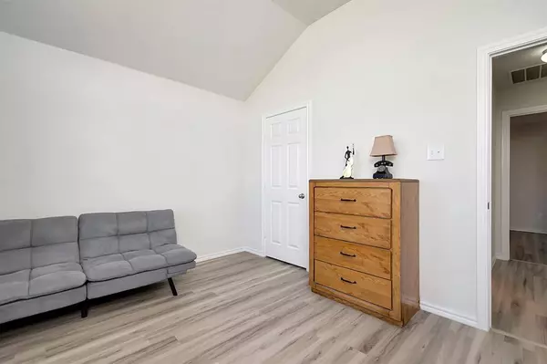 10816 Live Oak Creek Drive, Fort Worth, TX 76108