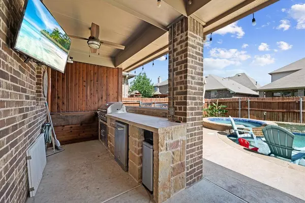 1136 Crest Breeze Drive, Fort Worth, TX 76052