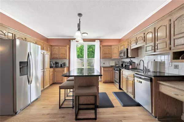 2117 SW Park AVE, Blue Springs, MO 64015