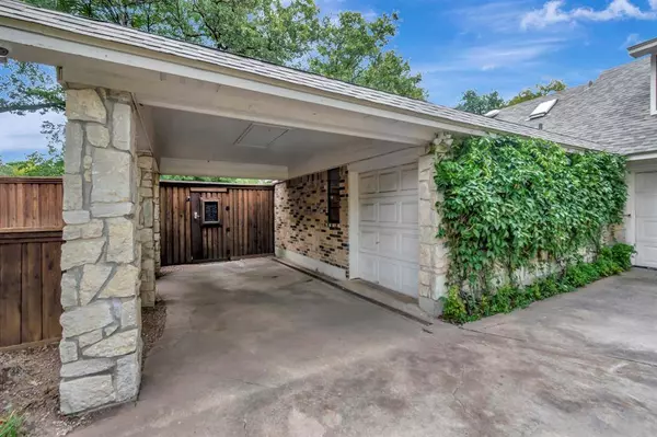 5855 Oak Hollow Court, Fort Worth, TX 76112