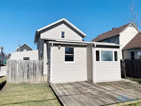 1017 Dorr ST, Fremont, OH 43420