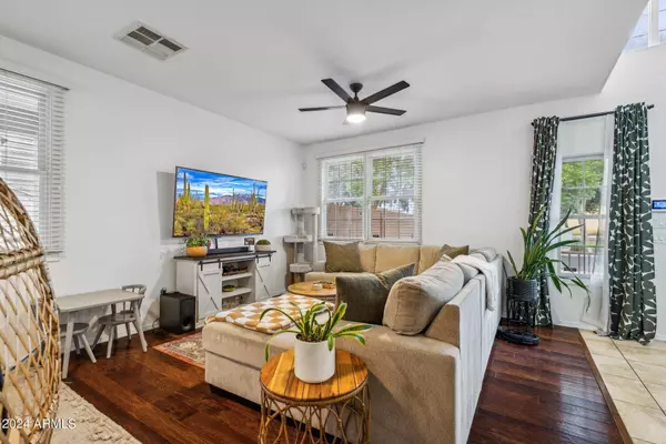 2344 E WAYLAND Drive, Phoenix, AZ 85040