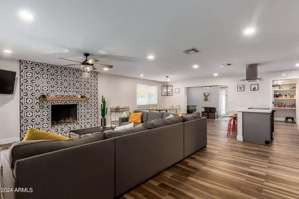 123 E CARTER Drive, Tempe, AZ 85282