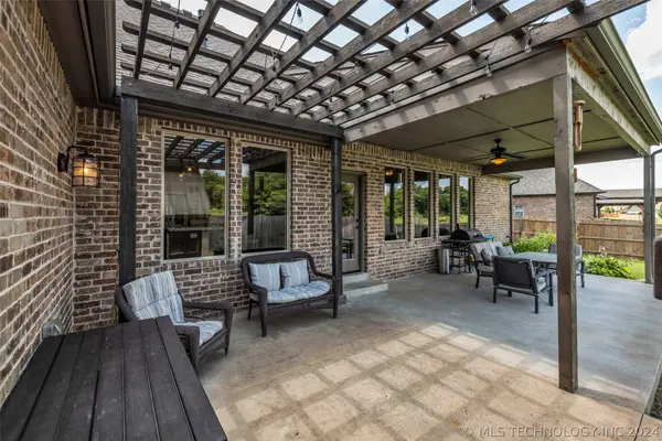 13813 S 28th ST, Bixby, OK 74008