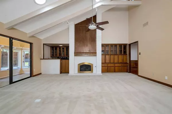 5855 Oak Hollow Court, Fort Worth, TX 76112