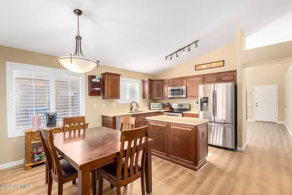 951 S MEADOWS Drive, Chandler, AZ 85224