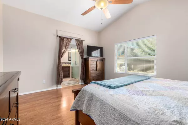 951 S MEADOWS Drive, Chandler, AZ 85224