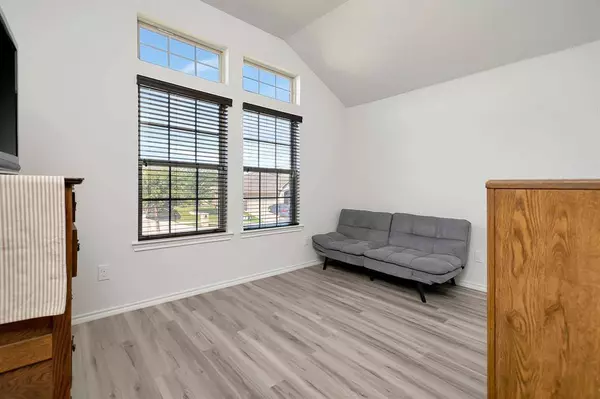 10816 Live Oak Creek Drive, Fort Worth, TX 76108