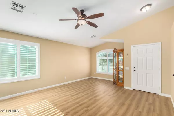 951 S MEADOWS Drive, Chandler, AZ 85224