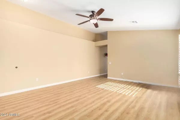 951 S MEADOWS Drive, Chandler, AZ 85224