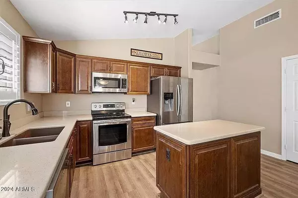 951 S MEADOWS Drive, Chandler, AZ 85224