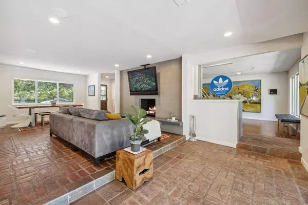 633 Shangri LN, Sacramento, CA 95825