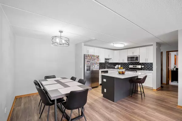 1436 E Thacker Street #201, Des Plaines, IL 60016