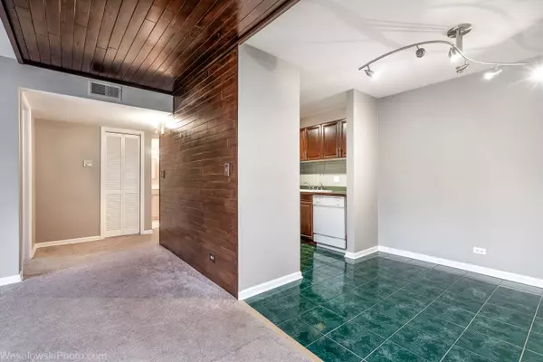 24 Kingery Quarter #204, Willowbrook, IL 60527