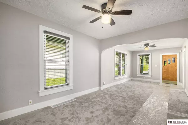 6032 Pine Street, Omaha, NE 68106