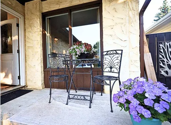 115 Midcrest CRES SE, Calgary, AB T2X 1B4