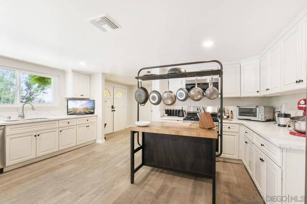 9174 Mollywoods Ave, La Mesa, CA 91941