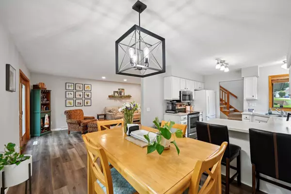 301 Castle Oaks Crossing, Waunakee, WI 53597