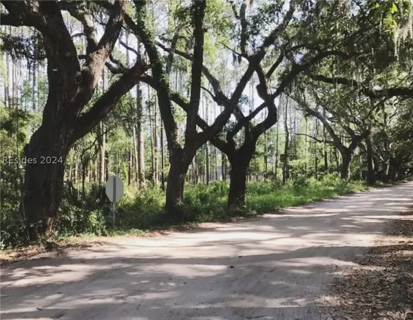 27 Mcteer DR, Saint Helena Island, SC 29920