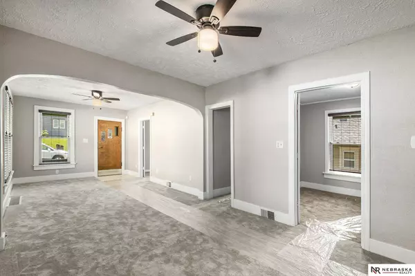 6032 Pine Street, Omaha, NE 68106