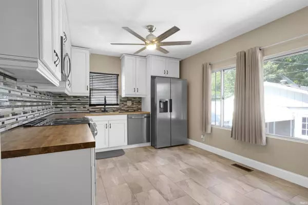 5212 Berry Ln, Evansville, IN 47710