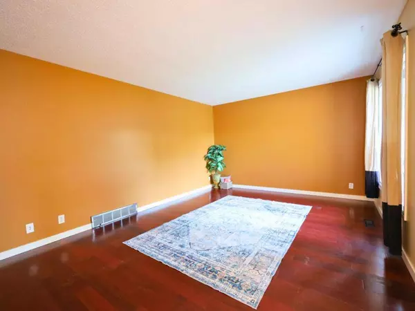 115 Midcrest CRES SE, Calgary, AB T2X 1B4