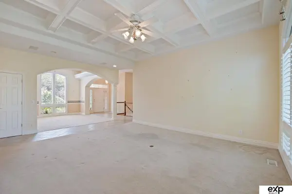 17636 Prestwick Avenue, Omaha, NE 68136