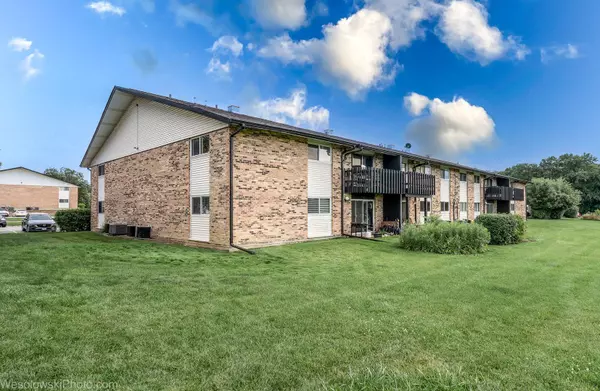 24 Kingery Quarter #204, Willowbrook, IL 60527