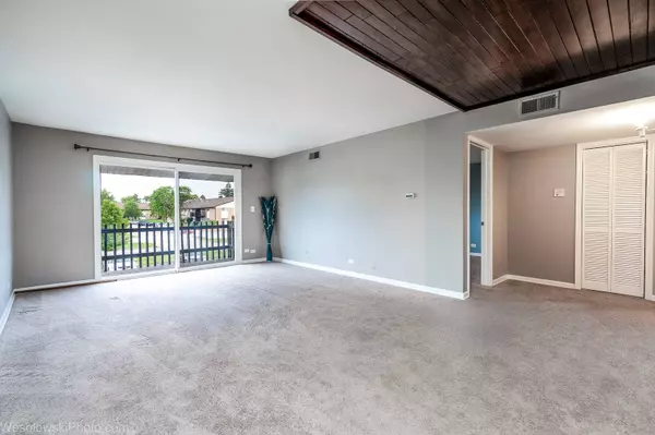 24 Kingery Quarter #204, Willowbrook, IL 60527