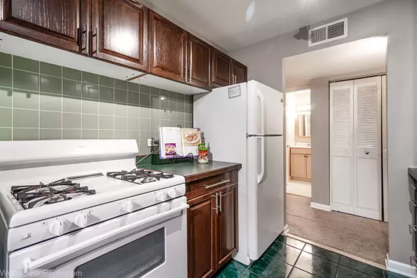 24 Kingery Quarter #204, Willowbrook, IL 60527