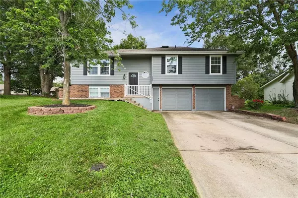 3857 SW Harbor CT, Lee's Summit, MO 64082