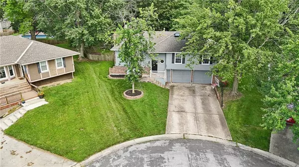 3857 SW Harbor CT, Lee's Summit, MO 64082