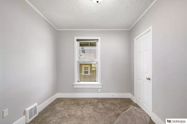 6032 Pine Street, Omaha, NE 68106